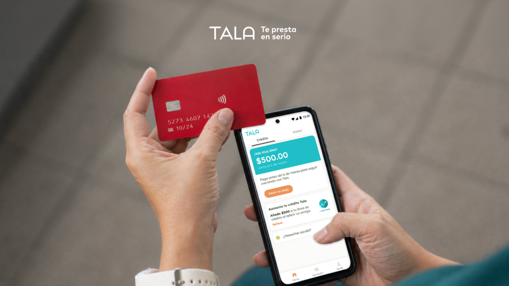 imagen de mano sosteniendo una tarjeta en una mano y en otra un celular con la pantalla de tala