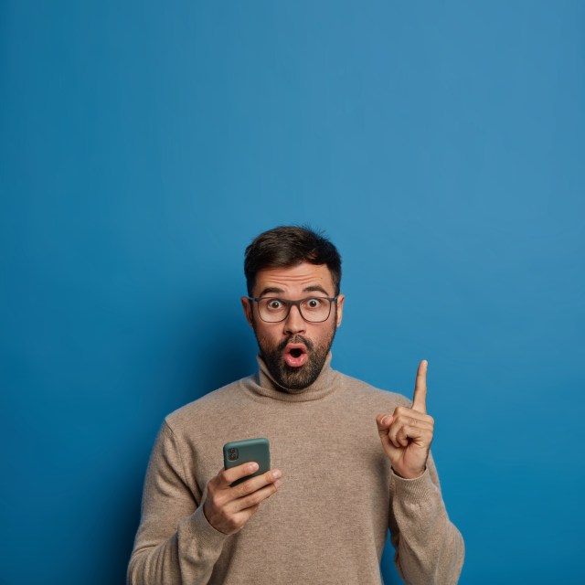 imagen de hombre sorprendido utilizando un celular para pedir un préstamo