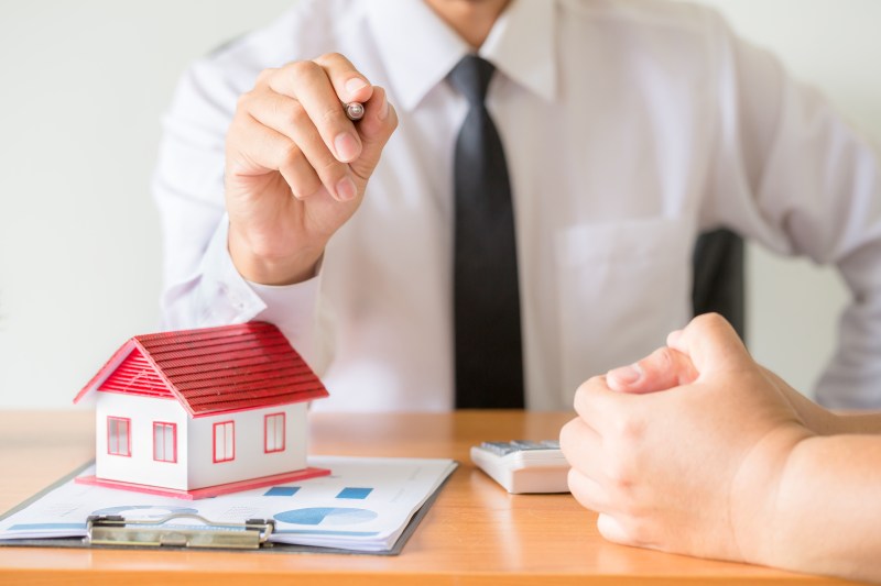 agente-inmobiliario-casa-hipoteca-embargo