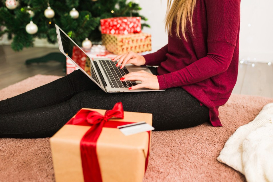 senora-laptop-cerca-tarjeta-credito-caja-regalo-arbol-navidad